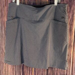 S.C & CO WOMEN'S COMFORT STRETCH TUMMY CONTROL GEOMETRIC PATTERN SKORT XXL